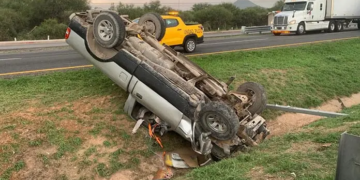 Camioneta vuelca en la carretera a México; no hubo lesionados