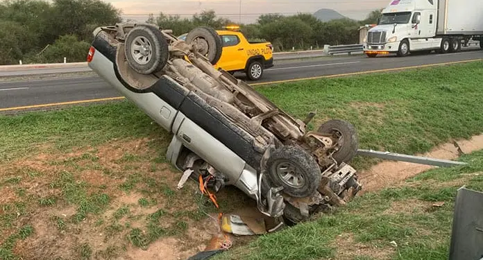 Camioneta vuelca en la carretera a México; no hubo lesionados