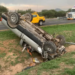 Camioneta vuelca en la carretera a México; no hubo lesionados