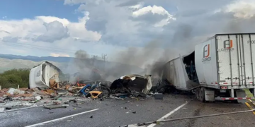 Choque e incendio entre dos tráilers en carretera a Matehuala deja un lesionado