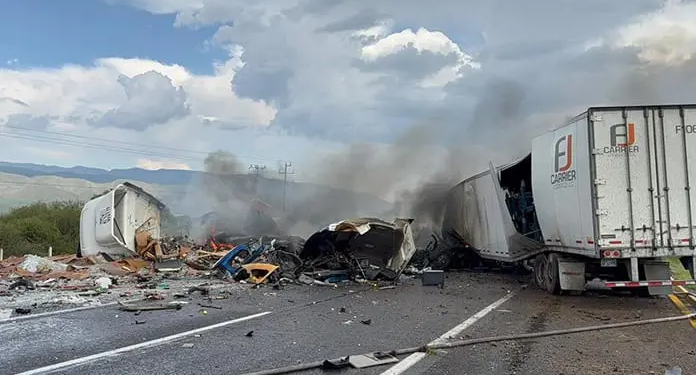Choque e incendio entre dos tráilers en carretera a Matehuala deja un lesionado