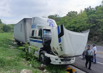 Tráiler con mercancía sufre accidente en autopista Valles–Rioverde