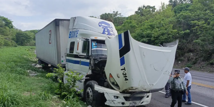 Tráiler con mercancía sufre accidente en autopista Valles–Rioverde