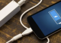 Cargar tu celular: el orden en que desconectas los cables puede impactar la batería