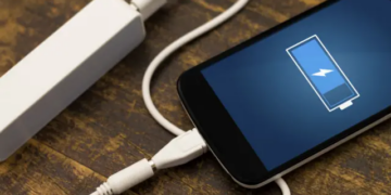 Cargar tu celular: el orden en que desconectas los cables puede impactar la batería