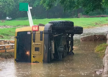 Conductor ileso tras volcadura de Jeep