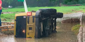 Conductor ileso tras volcadura de Jeep