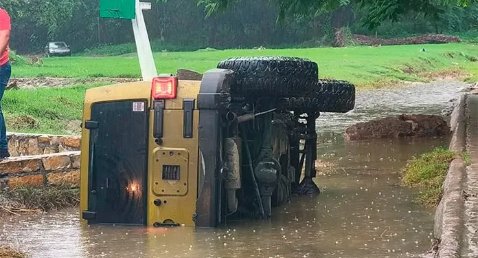 Conductor ileso tras volcadura de Jeep