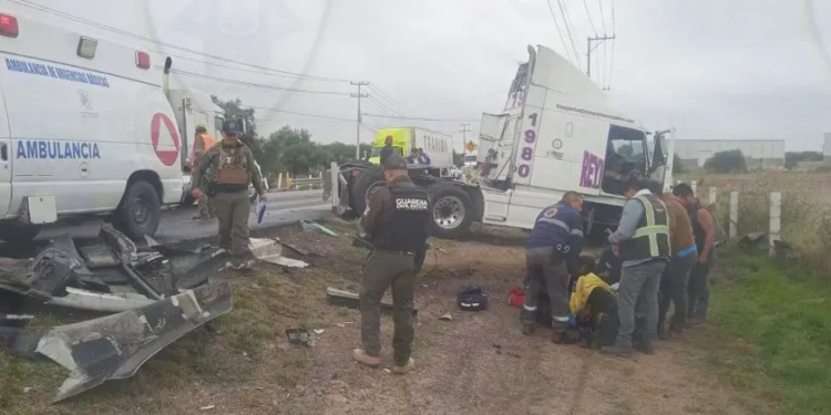 Accidente vial atendido por Protección Civil en carretera México-Querétaro