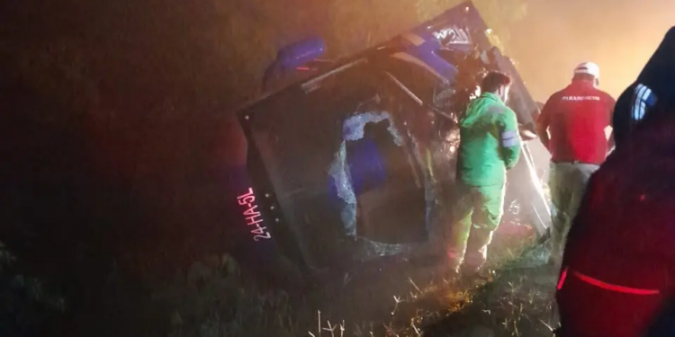 Seis lesionados tras volcadura de autobús en la carretera Rayón–Ciudad Valles
