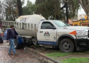 Camión con pipa de gas choca contra árbol en Calzada Guadalupe: solo daños materiales
