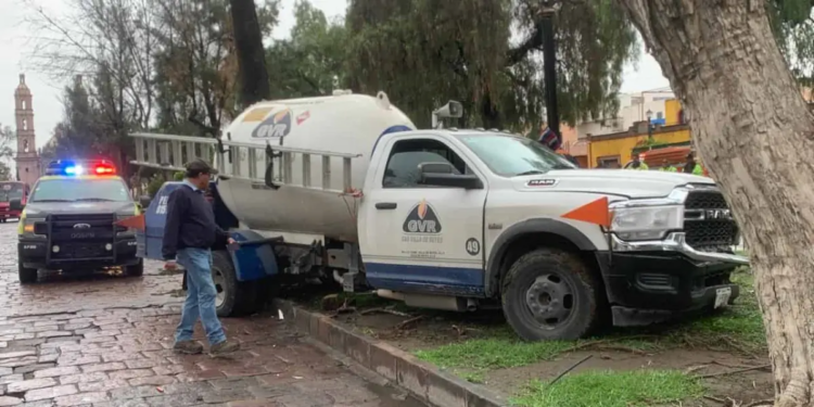 Camión con pipa de gas choca contra árbol en Calzada Guadalupe: solo daños materiales