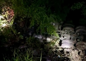 Accidente en El Naranjo: camión cae a barranco y conductor sobrevive
