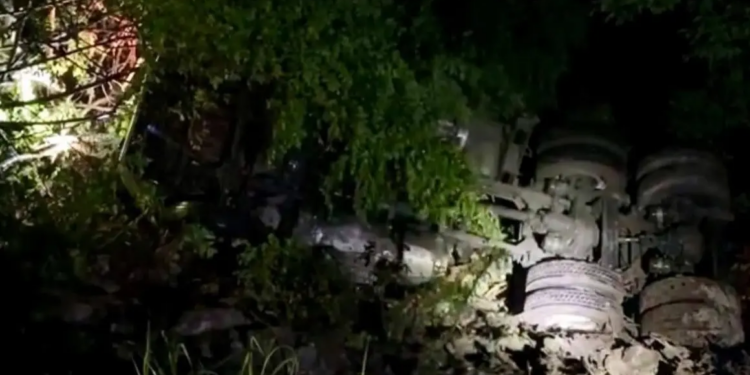 Accidente en El Naranjo: camión cae a barranco y conductor sobrevive