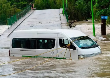 Camioneta es arrastrada por corriente del río Valles; conductor y tres pasajeros son rescatados con vida