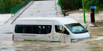 Camioneta es arrastrada por corriente del río Valles; conductor y tres pasajeros son rescatados con vida