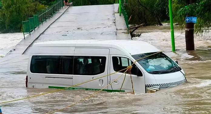 Camioneta es arrastrada por corriente del río Valles; conductor y tres pasajeros son rescatados con vida