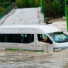 Camioneta es arrastrada por corriente del río Valles; conductor y tres pasajeros son rescatados con vida