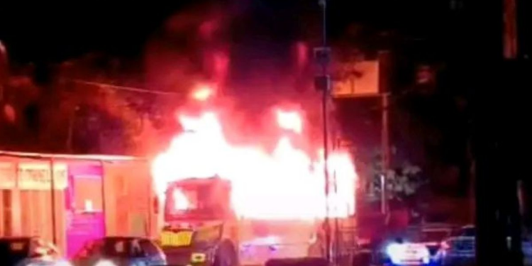 Nuevo ataque en Acapulco: incendian autobús con cinco personas a bordo