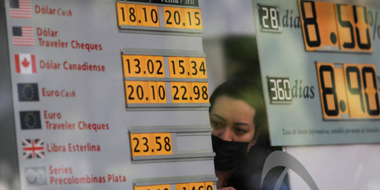 Peso mexicano se deprecia ante avance global del dólar por tensión internacional con Irán