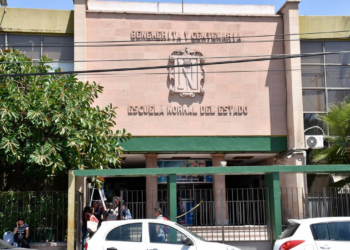 Protestan estudiantes y maestros por destitución del director de la Normal del Estado