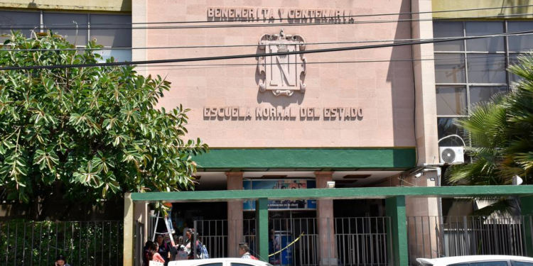 Protestan estudiantes y maestros por destitución del director de la Normal del Estado