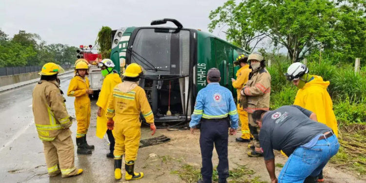 Volcadura de autobús en la Valles-Tamazunchale deja al menos cinco lesionados