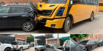 Camión urbano causa carambola y deja seis vehículos dañados en la colonia Industrial Mexicana