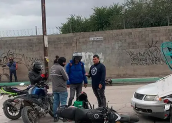 Motociclista de plataforma sufre golpes tras ser arrollado en Las Mercedes