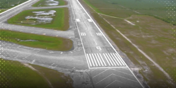 El aeropuerto abandonado de Florida que está siendo convertido en el “Alcatraz de los caimanes” para migrantes indocumentados