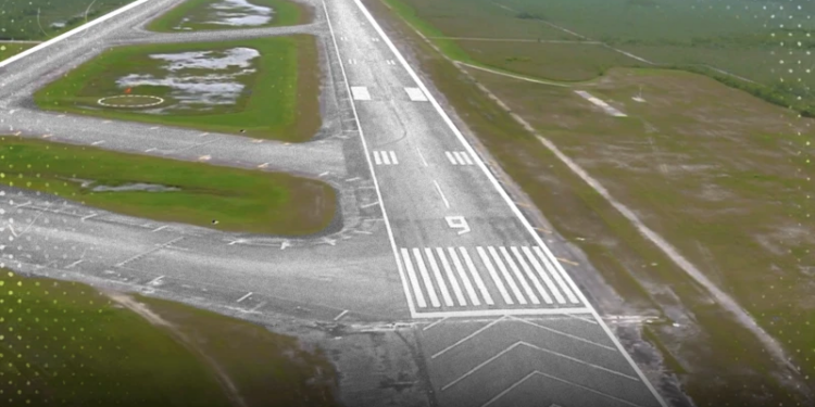 El aeropuerto abandonado de Florida que está siendo convertido en el “Alcatraz de los caimanes” para migrantes indocumentados