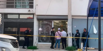 Hombre muere y dos más resultan heridos tras agresión con armas de fuego en barbería