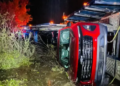Tráiler cargado con camionetas nuevas vuelca en la Valles-Tampico; conductor resulta lesionado