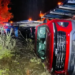 Tráiler cargado con camionetas nuevas vuelca en la Valles-Tampico; conductor resulta lesionado