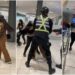 VIDEO | Madre protagoniza pelea a golpes en centro comercial dejando su coche con su hijo adentro
