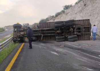 Accidente: tráiler se vuelca en la 57, próximo a Santa María