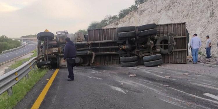 Accidente: tráiler se vuelca en la 57, próximo a Santa María