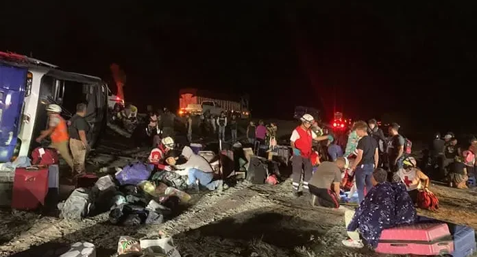 Accidente en Matehuala: autobús volcó, hay dos muertos y 17 heridos