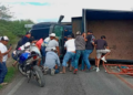 Muere hombre aplastado luego de volcadura de camioneta en carretera 69
