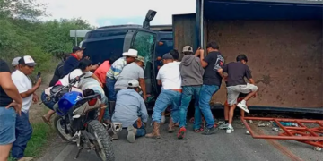 Muere hombre aplastado luego de volcadura de camioneta en carretera 69