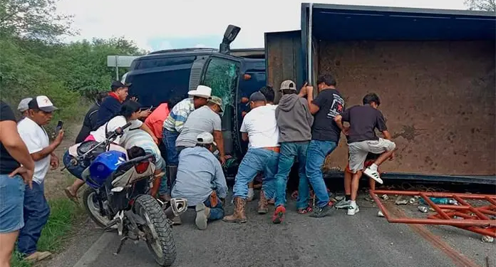 Muere hombre aplastado luego de volcadura de camioneta en carretera 69