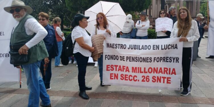 VIDEO| Maestros jubilados protestan fuera de Palacio de Gobierno