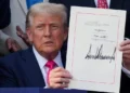 Trump firma su nueva “y hermosa” ley fiscal; habrá recortes millonarios