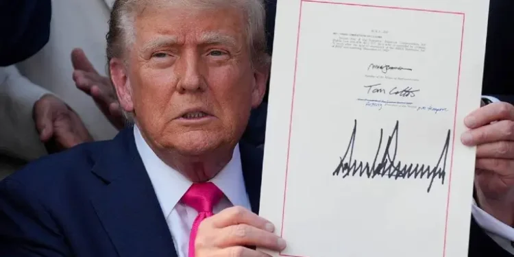Trump firma su nueva “y hermosa” ley fiscal; habrá recortes millonarios
