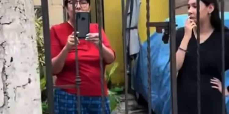 VIDEOS | ‘¡Fuera! ¡Fuera!’ Expulsan entre jaloneos a las ‘Ladys invasoras’ en Tampico