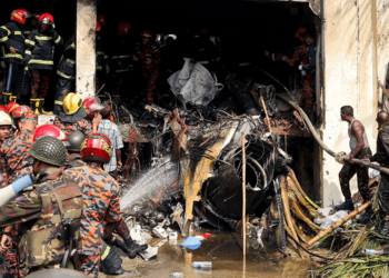 Avión se estrella en escuela en Bangladesh y hay 19 muertos