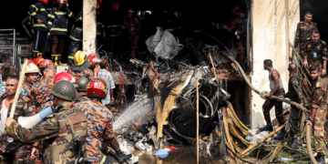 Avión se estrella en escuela en Bangladesh y hay 19 muertos