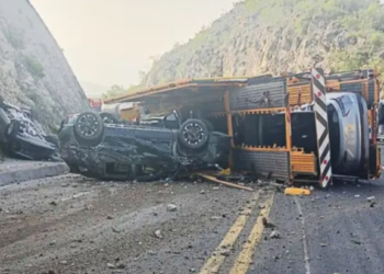 Tráiler nodriza y cisterna se impactan en la Valles Rayón y dispersan vehículos