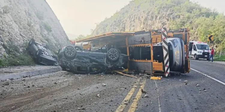 Tráiler nodriza y cisterna se impactan en la Valles Rayón y dispersan vehículos