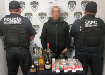 Arrestan a sujeto por sustraer productos de establecimiento comercial